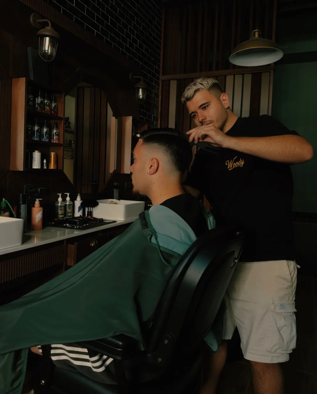 Davide Di Savino durante un taglio da Woody Barbershop