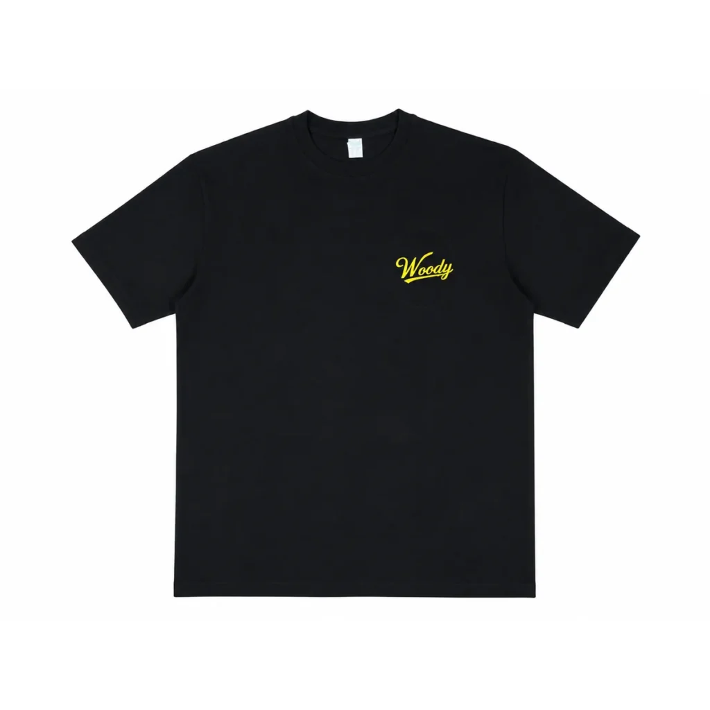 T-shirt nera Woody, fronte con scritta Woody gialla sul petto