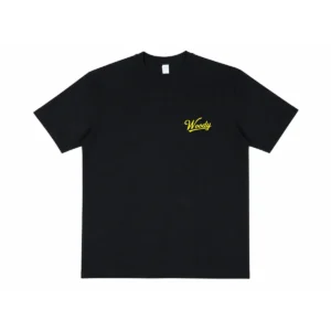 T-shirt nera Woody, fronte con scritta Woody gialla sul petto